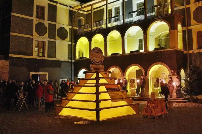 Jeder Besucher der Veranstaltung war aufgefordert, auf einen bereitgestellten orange lackierten Ziegelstein eine Botschaft gegen Gewalt zu schreiben und auf der Pyramide zu platzieren. 