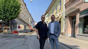 Martina Romen-Kierner und Thomas Marichhofer von der Wirtschaftskammer mitten in der Baustelle in der Herzog-Ernst-Gasse