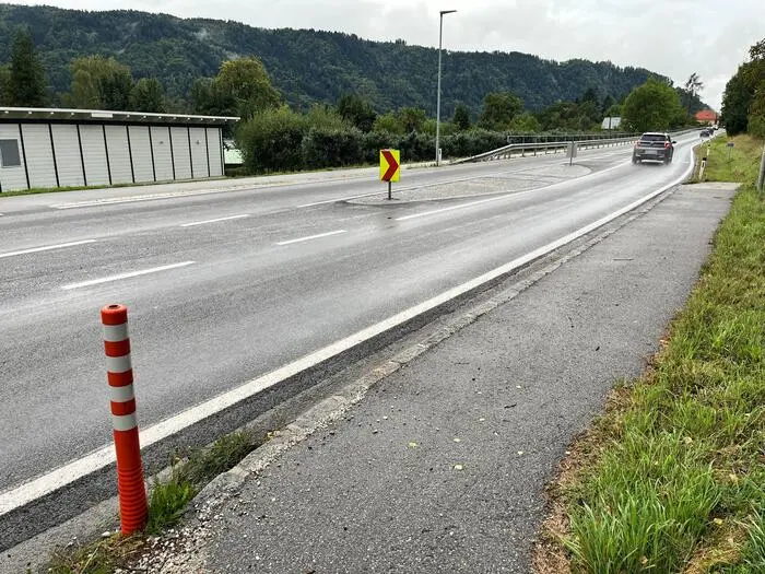 An dieser Stelle müssen zahlreiche Anrainer und Touristen am Weg zum Ossiacher See die stark befahrene B 94 überqueren