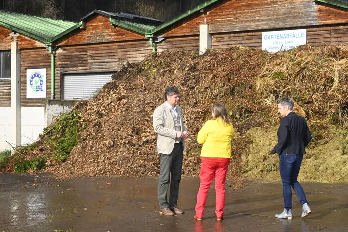 Gartenabfälle und Strauchschnitt werden mit Biomüll vermischt und geschreddert.