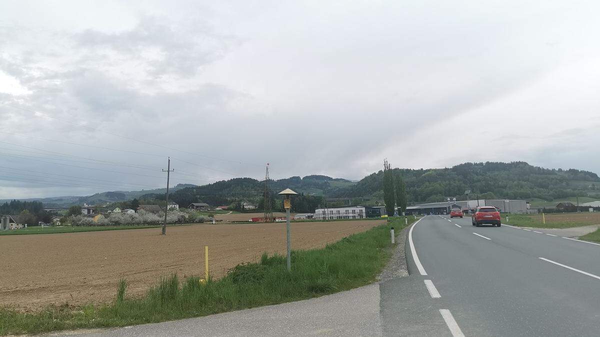 Diese sieben Hektar große Ackerfläche (links im Bild) will die Stadtgemeinde St. Andrä von drei Landwirten abkaufen 