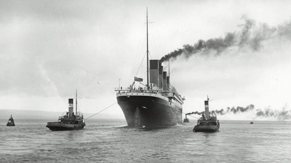 Die Titanic, als sie im April 1912 aus dem Hafen in Belfast geschleppt wird
