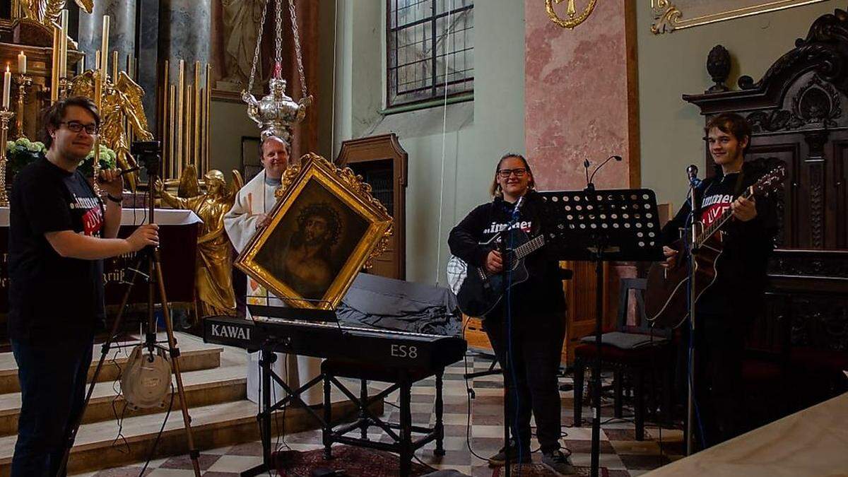 Matthias Trinkl, Carina Wetternig und David Hofer mit Stadtpfarrer Gerhard Simonitti