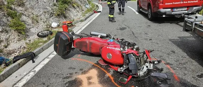 Erneut kam es auf der B 21 zu einem schweren Motorradunfall