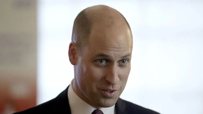 Prinz William (35) stand früh unter Beobachtung, was seine Haare angeht. Schon als er 20 war, veröffentlichte die "Daily Mail" Fotos, die eine kahle Stelle auf seinem Kopf zeigten. Wie sein Onkel Edward und sein Vater Charles neigt William zum schütteren Haar. Der blonde Wuschelkopf ist schon lange weg. Jetzt hat er eine Entscheidung getroffen: lieber ganz kurz rasiert als Resthaarverwaltung.  