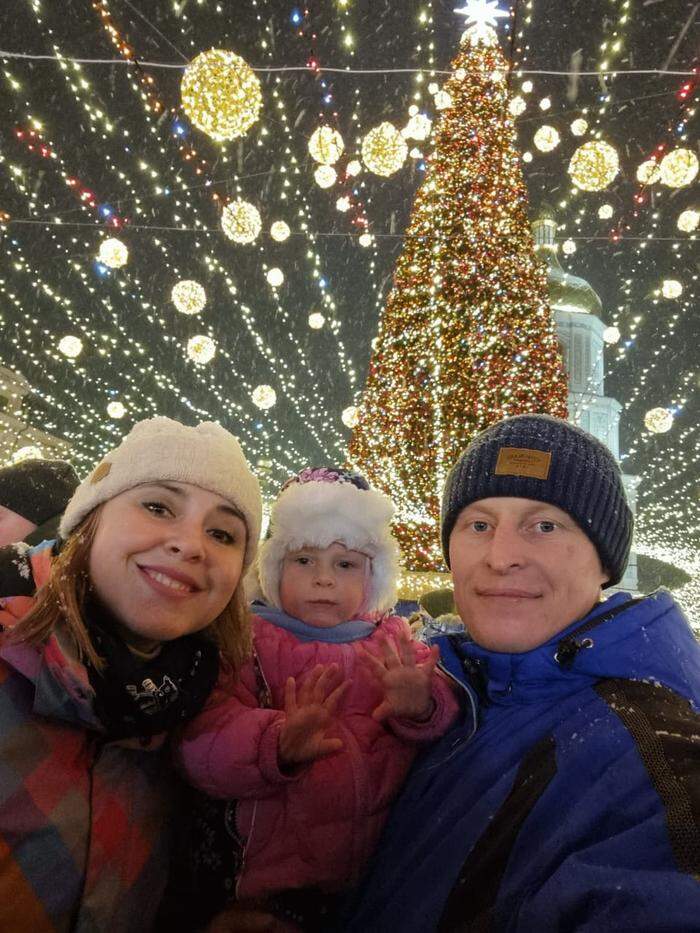 Ein Bild aus besseren Zeiten: Viktorija Lazareva mit ihrer Familie an Silvester 2021 in Kiew