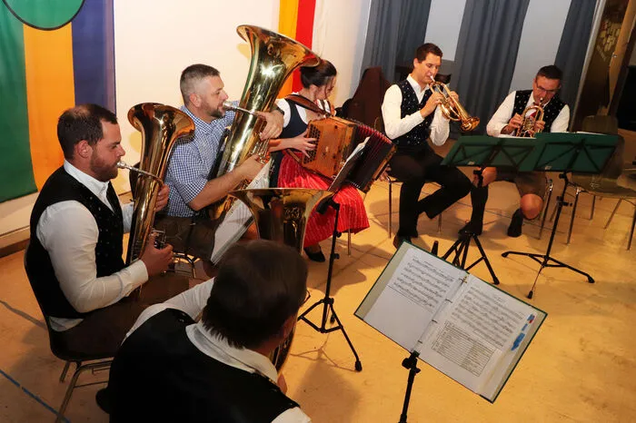 Am Foto „Die Zomwürfeltn“ mit Obmann Richard Pirker und die Musikalische Leitung hatte Heinz Mick.