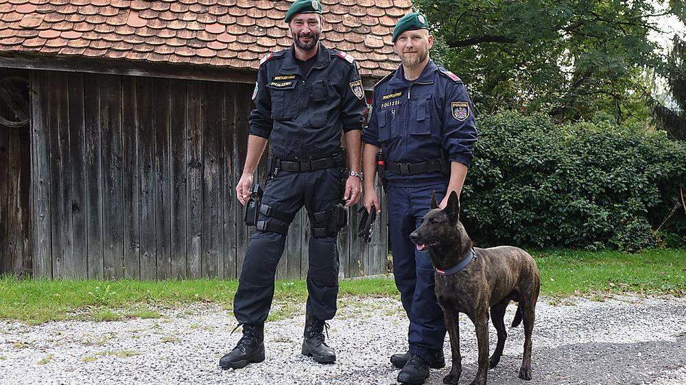Bundesausbildner Joachim trohdorfer (l.) und Hundeführer Bernhard Gruber, der mit „Hancock“ in Salla lebt