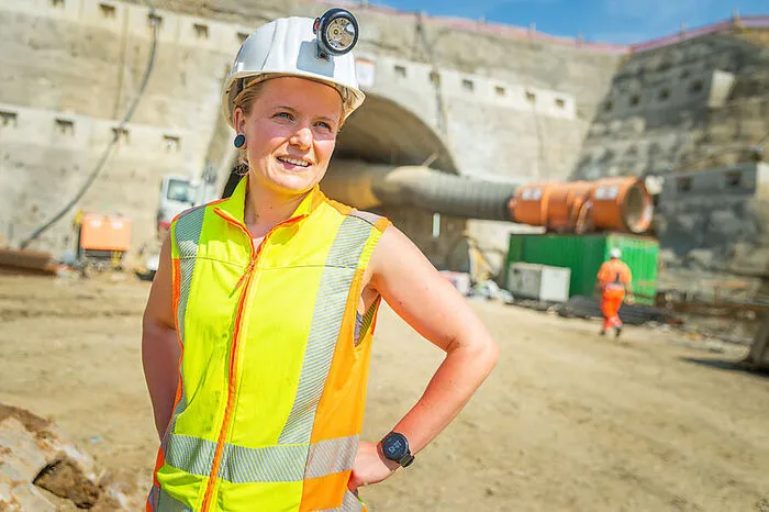 Melanie Krüger ist eine von insgesamt drei Frauen, die am Bauprojekt mitarbeiten.