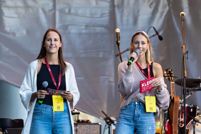 Claudia Mann und Hannah Zaunschirm aus dem Kleine-Zeitung-Next-Team, die Moderatoren des Musik-Spektakels.