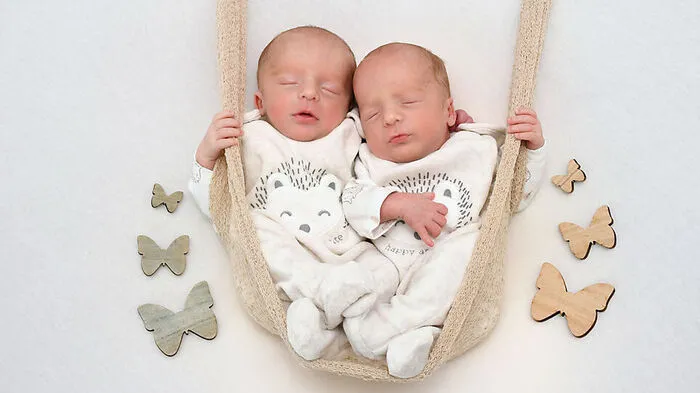 Doppelte Freude herrscht im Hause Hanin in Neuhaus! Nadja und Johannes Hanin sind seit 11. September die glücklichen Eltern ihrer Zwillingsbuben Jannik (1650 g, 44 cm) und Julian (1600 g, 41 cm). Um 0.28 Uhr tat Jannik im Klinikum Klagenfurt seinen ersten Schrei, dicht gefolgt von seinem Bruder Julian um 0.29 Uhr. Gratulation!
