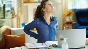 Ob durch vermehrte Gartenarbeit, oder Homeoffice: Gerade jetzt sind Rückenschmerzen ein großes Thema