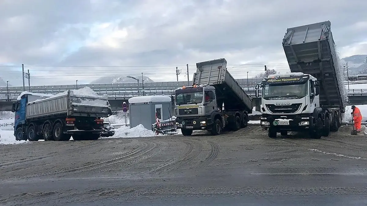 An der Draulände wird der Schnee in die Drau gekippt