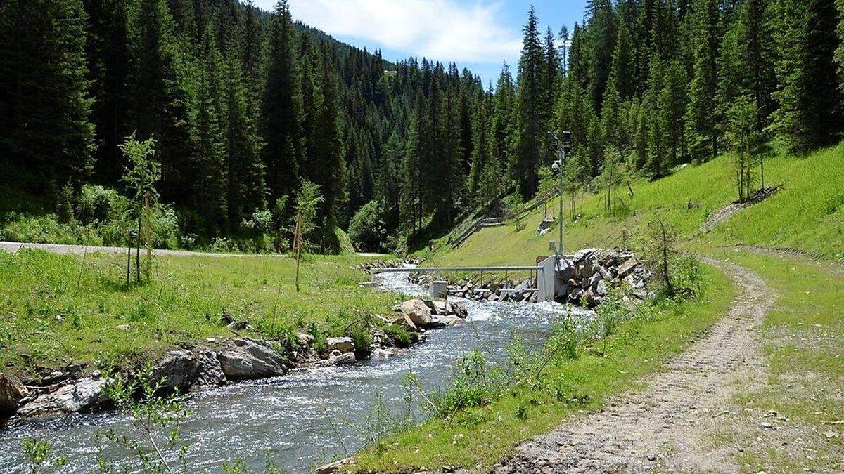 Die fertige Wasserentnahme eines Kraftwerks in Tirol. Die Technik ist in der Flusssohle versenkt. 