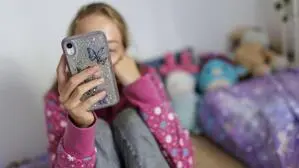 Handynutzung spielt sich auch bei Kindern spätabends im Bett ab | Handynutzung spielt sich auch bei Kindern spätabends im Bett ab
