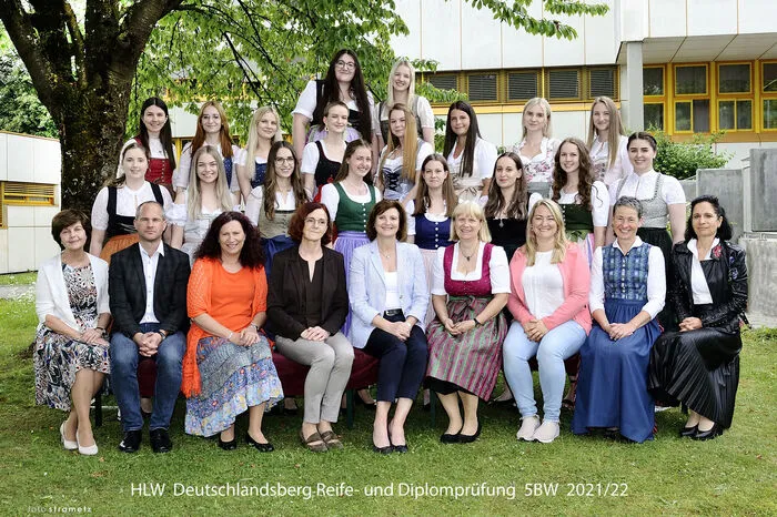 5BW Klasse mit Klassenvorstand Barbara Siener: Ausgezeichneter Erfolg: Helena Fritz, Patricia Heimann, Sophie Koch, Valentina Petreschen, Lisa-Maria Pichler, Jacqueline Poglei und Anna Tscheppe. Guter Erfolg: Eva-Maria Bretterklieber, Johanna Eckart, Elisa Schmidt, Carmen Wabnigg und Vanessa Waltl.