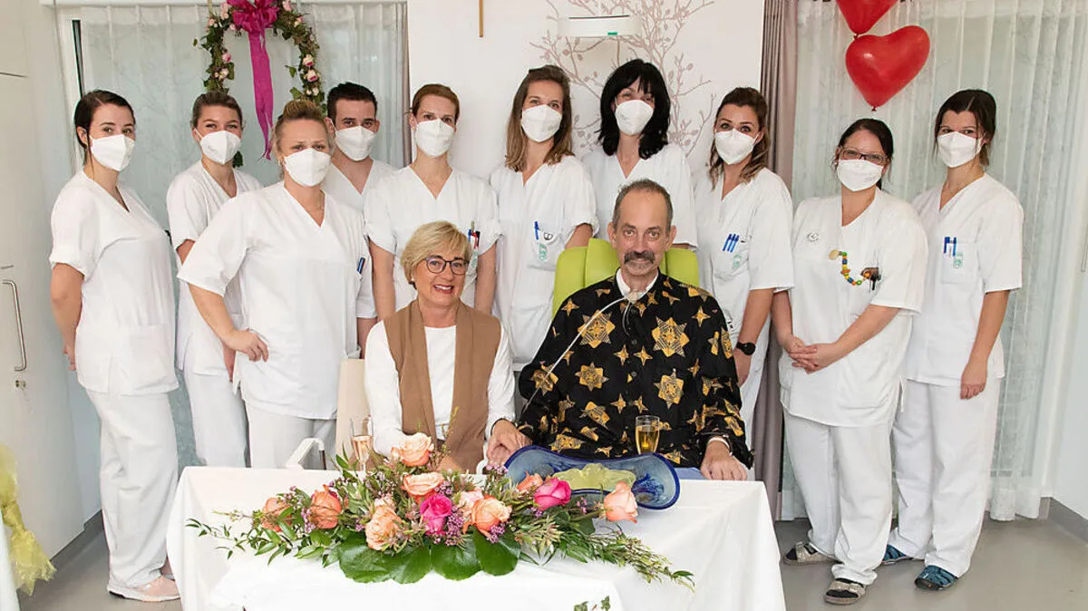 Gaby Jarosch und Emil Gruber mit dem Stationsteam der Klinischen Abteilung für Transplantationschirurgie 