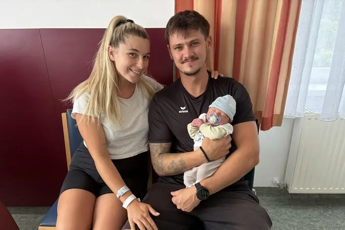 Friedlich schläft Mattheo(3100/56) in den Händen seiner stolzen Eltern Julia-Sophie Folk und Kevin Strebinger aus Kapfenberg. Er hat sich am 2. Juli unwiderruflich in ihr Herz gestohlen.