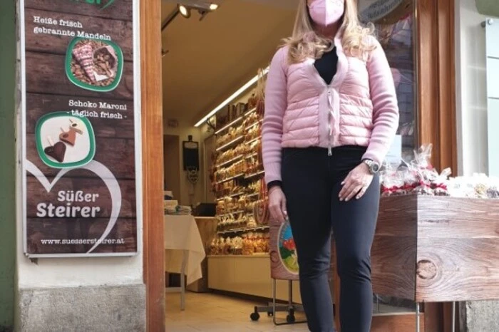 Inhaberin Christine Rischko trägt eine in Rosarot - passend zur Jacke.