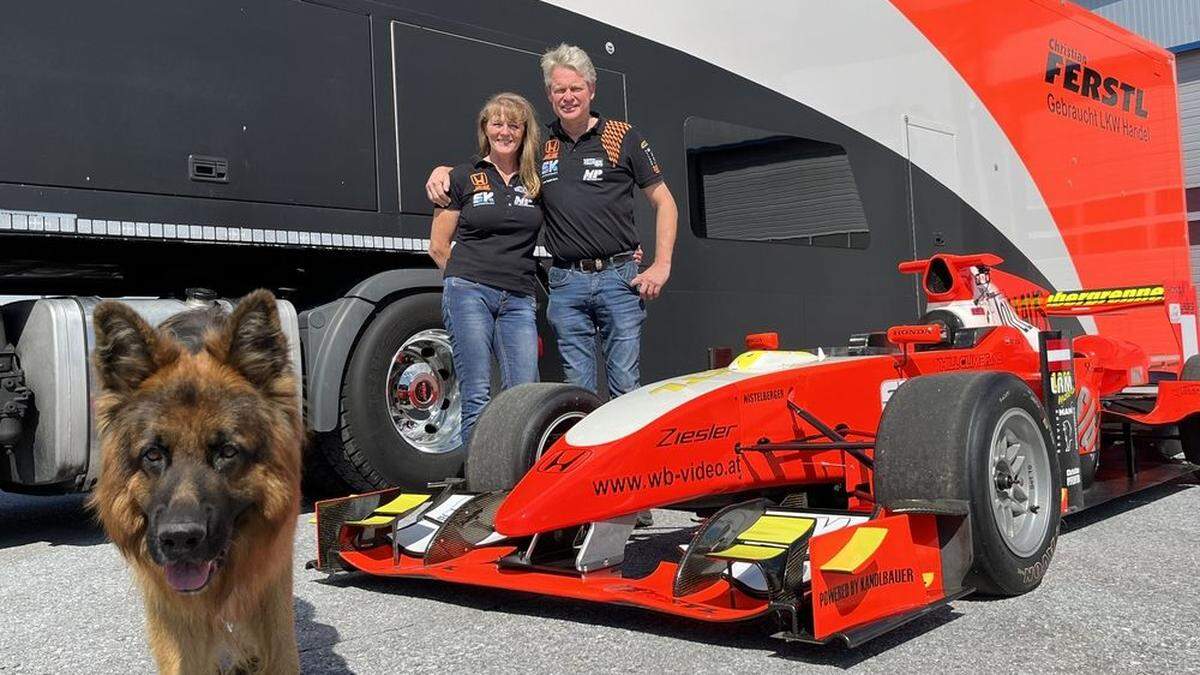 Sigrid und Christian Ferstl mit ihrem Hund &quot;Lucky&quot; und dem Rennauto