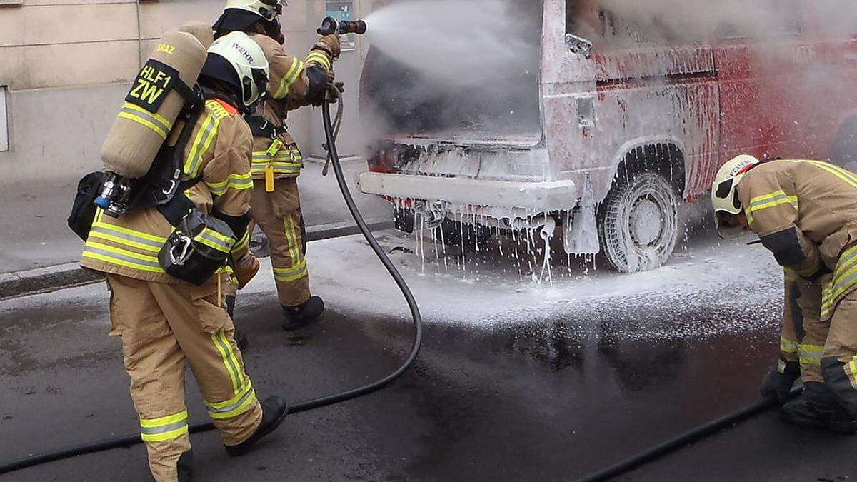 Berufsfeuerwehr Graz löschte den Autobrand (Symbolbild)