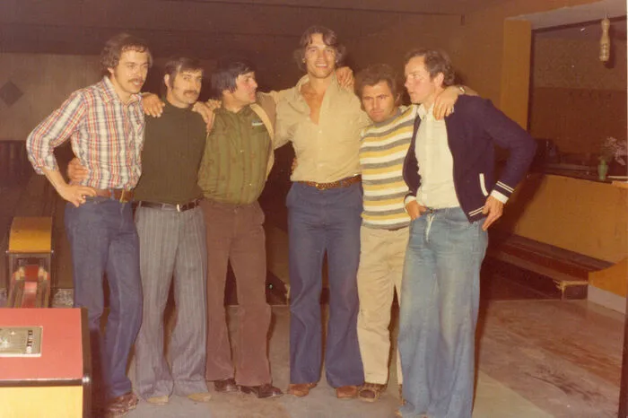 Hier ein undatiertes Bild mit der Thaler Clique aus der Sammlung von Josef Heinzl, aufgenommen im Seerestaurant Thalersee. Anfangs hätte die Clique den "Muskelmann" Arnold noch belächelt, doch bald wurden die Freunde aus Thal sein erstes Publikum. Heinzl 2007 zur Kleinen Zeitung: "Er trug Kurzarmleiberl, damit man seine Muskeln gut sehen konnte. Im Bus hielt er sich absichtlich an der Stange oben fest, damit alle auf seine starken Oberarme schauten. Er setzte sich einfach - nicht ungut, aber ganz bestimmt - in Szene."