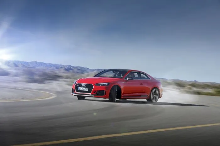 Das Topmodell der A5-Familie spurtet in 3,9 Sekunden von 0 auf 100 km/h, mit dem optionalen RS-Dynamikpaket erreicht es 280 km/h Spitze. Im NEFZ-Fahrzyklus begnügt sich der V6 mit 8,7 Liter Kraftstoff pro 100 Kilometer (197 Gramm CO2 pro Kilometer).