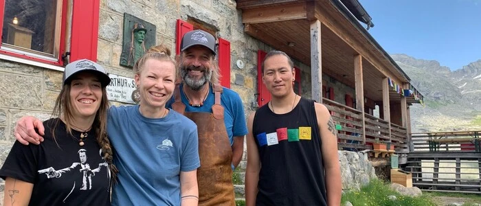 Das neue Team des Arthur-von-Schmid-Hauses: Hana Šimcákova, Katerina und Michele Gallonetto mit Ngima Gyalzen Sherpa