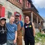 Das neue Team des Arthur-von-Schmid-Hauses: Hana Šimcákova, Katerina und Michele Gallonetto mit Ngima Gyalzen Sherpa  