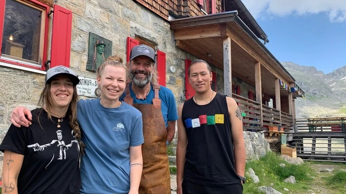 Das neue Team des Arthur-von-Schmid-Hauses: Hana Šimcákova, Katerina und Michele Gallonetto mit Ngima Gyalzen Sherpa  