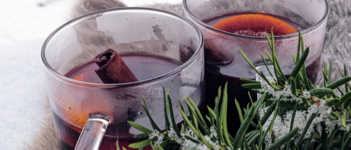 Der Glühwein sollte rund 1 Stunde auf dem Herd durchziehen