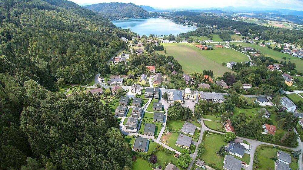 So soll es aussehen: Das Wohnprojekt „Seepark Klopeinersee – Seeerleben“ ist im Vordergrund rechts neben dem Wald grafisch aufbereitet