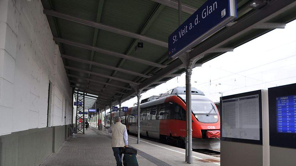 Bis zu 3500 Fahrgäste frequentieren den St. Veiter Bahnhof an Werktagen. „Zuwenig für die Einrichtung eines Buffets oder Supermarktes“, sagen die ÖBB