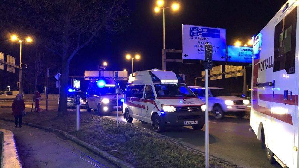 Großeinsatz mit Polizei, Feuerwehr und Rettungskräften am Kalvariengürtel in Graz