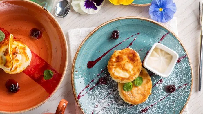 Auch wenn das älteste Käsekuchen-Rezept der Welt aus Griechenland kommt, begeistert dieser Kuchen mit Eiern und viel Quark seit dem 16. Jahrhundert die Herzen der Deutschen. Seitdem sind zahlreiche Varianten entstanden: Mal wird der Boden mit Hefe bereitet, mal besteht er ausMürbeteig. In einigen Regionen Deutschlands werden Rosinen der Quarkmasse beigemischt, in anderen Rum. Oder man serviert ihn mit viel Obers als Käsesahnetorte. Nur 44 Minuten müssen Käsekuchen-Fans Berlin zu Fuß erkunden, um die 152 Kalorien abzutrainieren. Etwas anstrengender ist es, die 300 Stufen auf die Siegessäule zu steigen und die Aussicht auf die Stadt zu genießen, hat die Feriensuchmaschine Holidu ermittelt.