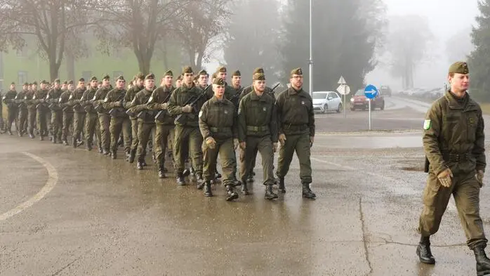 Zur Leistung des Treuegelöbnisses auf die Republik Österreich sind rund 55 Rekruten des Fliegerabwehrbataillons 2 angetreten. 