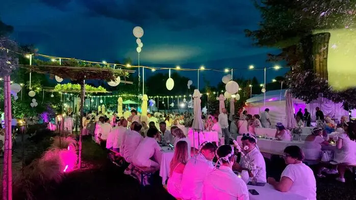 800 begeisterte BesucherInnen feierten eine unvergessliche „Nacht in Weiß“.
