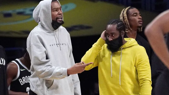 Zumindest zwei der drei Topstars werden heuer nach den begehrten Ringen der Champions greifen. Kevin Durant ist der vielleicht beste Spieler der Welt. James Harden hat bewiesen, dass er teamfreundlichen Basketball spielen kann und ist von einem Offensiv-Star zu einem echten Leader gereift. Wenn das Verletzungspech nicht wieder zuschlägt, ist alles möglich.