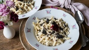 Gerade in der Alltagsküche sind Topfen-Vanille-Nudeln mit Mohnbutter ein Gericht, das unkompliziert ist und dennoch das Gefühl von etwas Besonderem vermittelt.