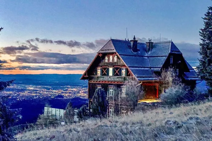 Von seinen frühmorgendlichen Ausflügen hat er ein paar Bilder mitgebracht, wie hier das Stubenberghaus im klaren Morgenlicht.
