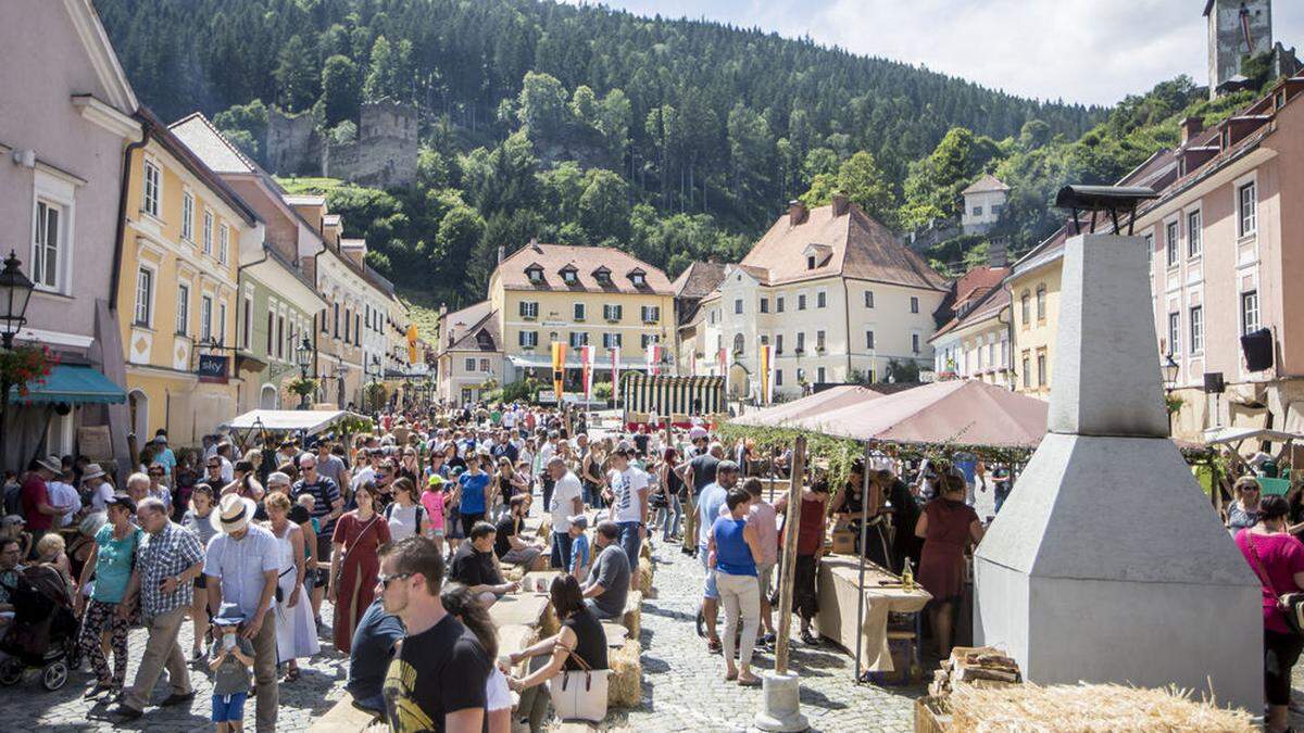 Friesachs Hauptplatz, hier beim Spectaculum, bekommt LED-Lampen. Und er wird kinderfreundlicher