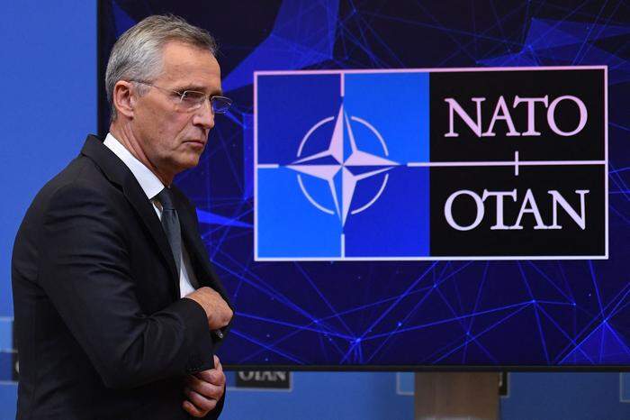 "Wir müssen mit neuer Entschlossenheit und noch stärkerer Einheit reagieren", kündigte NATO-Generalsekretär Jens Stoltenberg am Donnerstag an