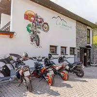 2019 kaufte André Irmscher die Pension und sanierte das Gebäude umfassend. Zwölf individuell gestaltete Zimmer widmen sich dem Thema Motorrad