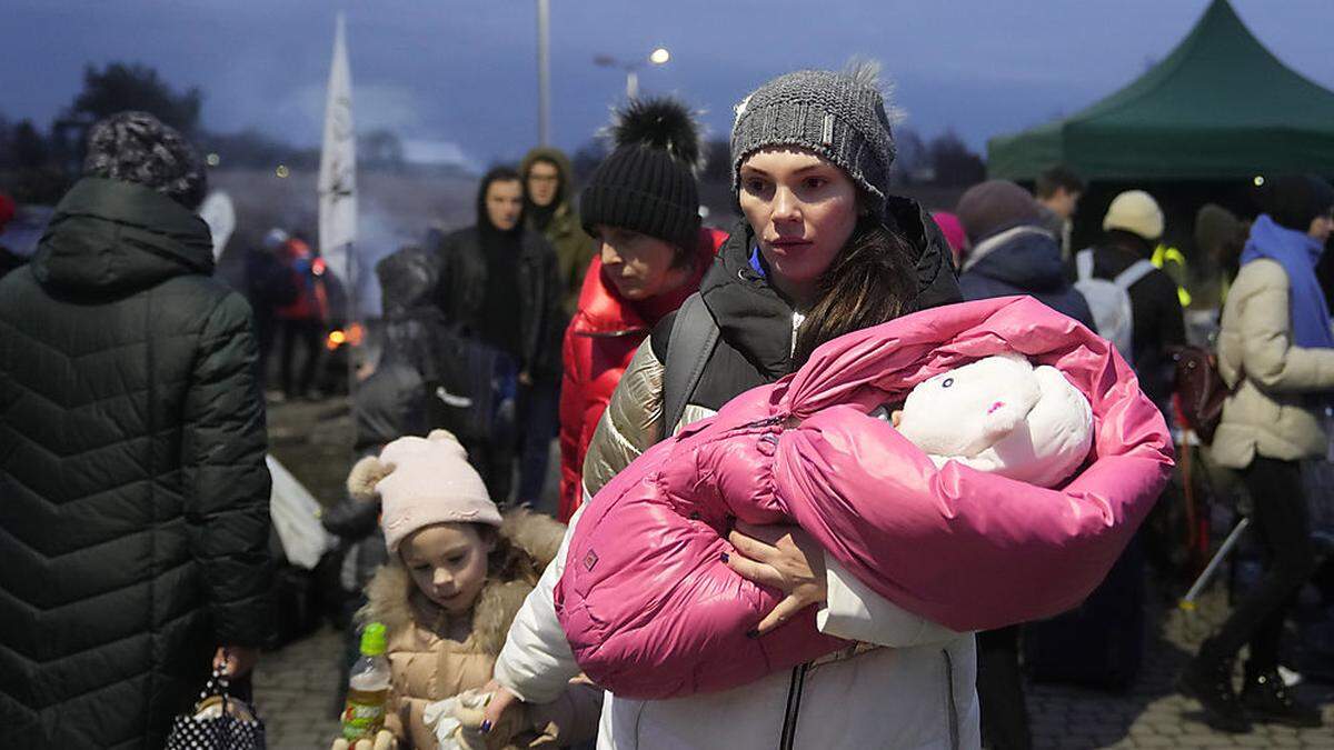 Alina mit ihrem sechs Monate alten Baby ist seit drei Tagen auf der Flucht