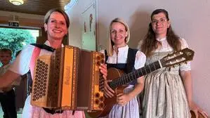 Zahlreiche Sänger, Musikanten und Tänzer versammelten sich auf Einladung des Gesangsvereins Ilz zum traditionellen Maisingen