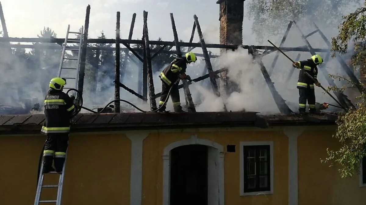 Mehrere Feuerwehren aus dem Bereichsfeuerwehrverband Voitsberg rückten zu dem Dachstuhlbrand aus