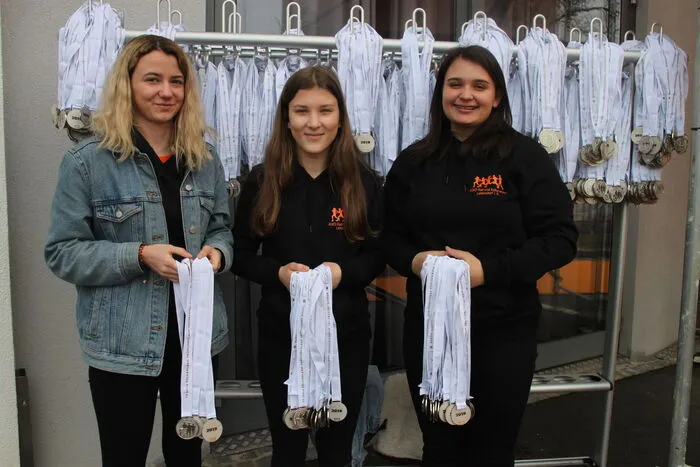Nana, Emma und Stephanie (v.l.n.r.) belohnten im Ziel jeden Teilnehmer mit einer Medaille. Neben dem klassischen Halbmarathon gab es auch einen Volks- und einen Hobbylauf, Kinderläufe und einen Nordic Walking Bewerb zu bestreiten.