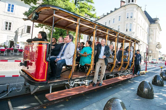 Auf 110 Metern Schiene, verlegt von den Nostalgiebahnen, entlang des Neuen Platzes