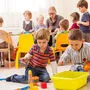 Szene im Kindergarten. Kindergartenpädagoginnen fordern unter anderem bessere Bezahlung