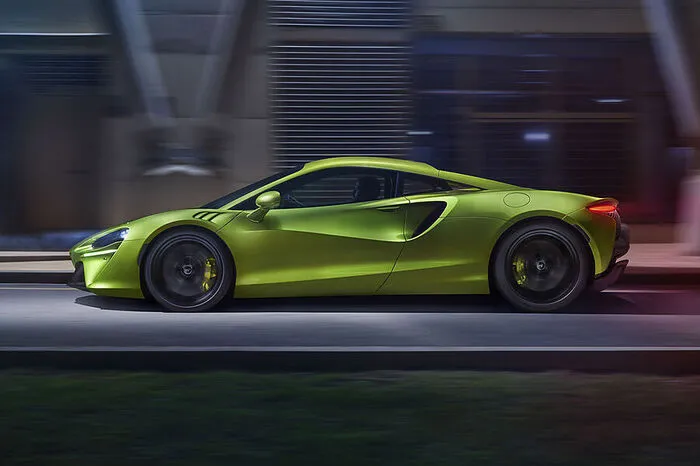 Die Basis bildet ein bis 8500 Touren hoch drehender V6-Benziner mit drei Litern Hubraum, aufgeladen von zwei Turbos, der 585 PS und ebenso viel maximales Drehmoment aus den Brennräumen schüttelt.